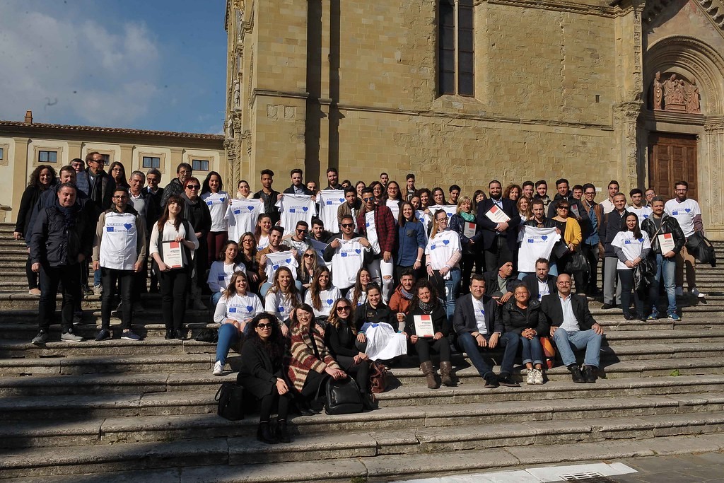 Studenti di Hosting Power sulle scale del Duomo di Arezzo